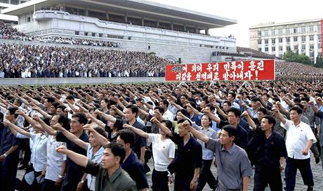 Severokorejci bhem oslav "protiamerického dne" na námstí v Pchjongjangu